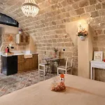 Stone Cave Apartman *